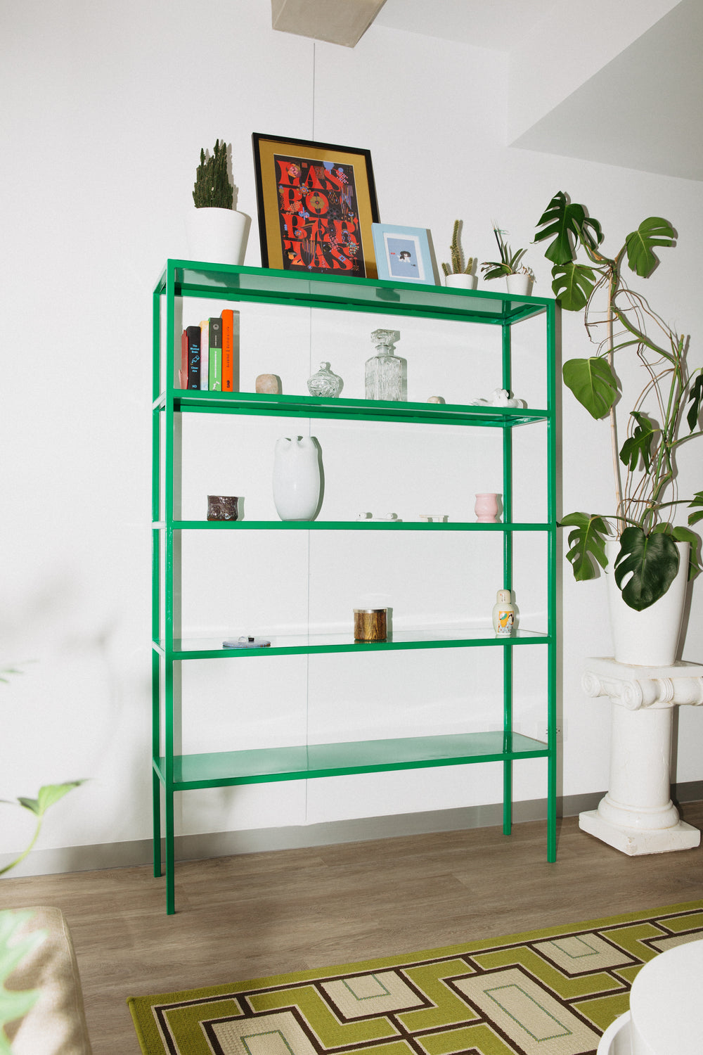 estanteria Norman. minimalista y funcional para la organización de objetos. 